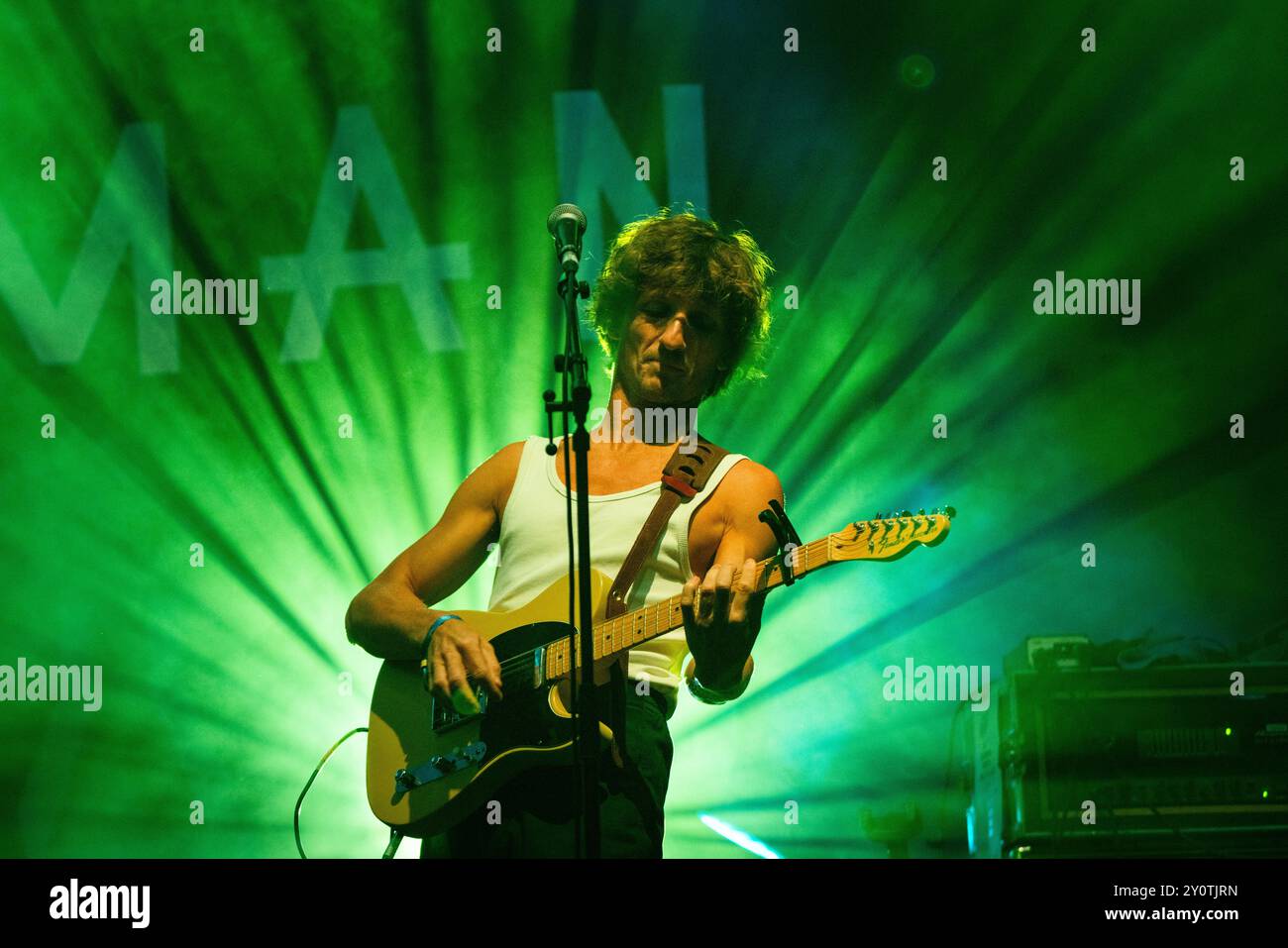 ORACLE SISTERS, CONCERTO, 2024: Christopher Willatt della band Oracle Sisters suona The Walled Garden Stage. Terzo giorno del Green Man Festival 2024 al Glanusk Park, Brecon, Galles, il 17 agosto 2024. Foto: Rob Watkins. INFO: Gli Oracle Sisters, formatisi a Parigi nel 2019, sono un gruppo indie pop che fonde influenze folk e elettroniche. Composti da musicisti provenienti dalla Francia e dagli Stati Uniti, creano una musica melodica evocativa che combina armonie lussureggianti con testi introspettivi e poetici. Foto Stock