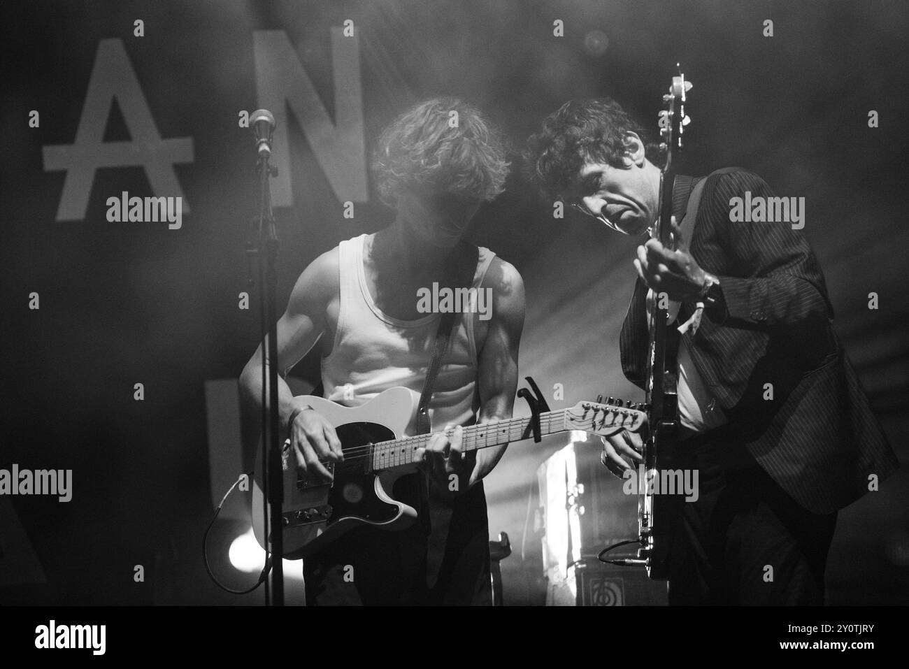 ORACLE SISTERS, CONCERTO, 2024: Christopher Willatt (a sinistra) della band Oracle Sisters suona The Walled Garden Stage. Terzo giorno del Green Man Festival 2024 al Glanusk Park, Brecon, Galles, il 17 agosto 2024. Foto: Rob Watkins. INFO: Gli Oracle Sisters, formatisi a Parigi nel 2019, sono un gruppo indie pop che fonde influenze folk e elettroniche. Composti da musicisti provenienti dalla Francia e dagli Stati Uniti, creano una musica melodica evocativa che combina armonie lussureggianti con testi introspettivi e poetici. Foto Stock