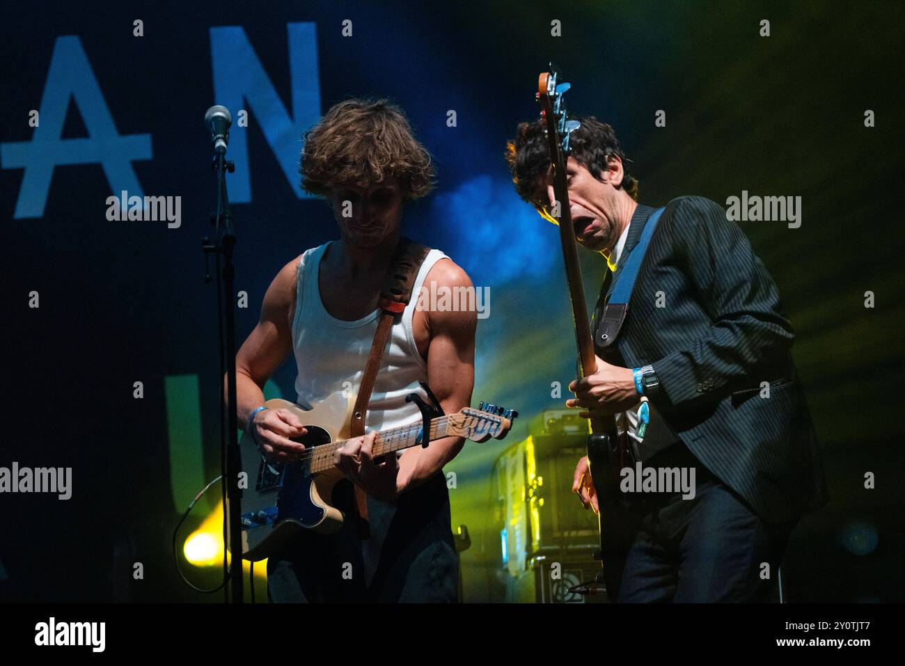ORACLE SISTERS, CONCERTO, 2024: Christopher Willatt (a sinistra) della band Oracle Sisters suona The Walled Garden Stage. Terzo giorno del Green Man Festival 2024 al Glanusk Park, Brecon, Galles, il 17 agosto 2024. Foto: Rob Watkins. INFO: Gli Oracle Sisters, formatisi a Parigi nel 2019, sono un gruppo indie pop che fonde influenze folk e elettroniche. Composti da musicisti provenienti dalla Francia e dagli Stati Uniti, creano una musica melodica evocativa che combina armonie lussureggianti con testi introspettivi e poetici. Foto Stock