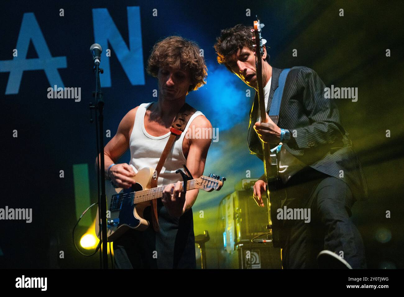 ORACLE SISTERS, CONCERTO, 2024: Christopher Willatt (a sinistra) della band Oracle Sisters suona The Walled Garden Stage. Terzo giorno del Green Man Festival 2024 al Glanusk Park, Brecon, Galles, il 17 agosto 2024. Foto: Rob Watkins. INFO: Gli Oracle Sisters, formatisi a Parigi nel 2019, sono un gruppo indie pop che fonde influenze folk e elettroniche. Composti da musicisti provenienti dalla Francia e dagli Stati Uniti, creano una musica melodica evocativa che combina armonie lussureggianti con testi introspettivi e poetici. Foto Stock