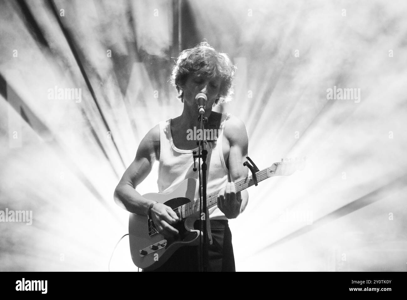 ORACLE SISTERS, CONCERTO, 2024: Christopher Willatt della band Oracle Sisters suona The Walled Garden Stage. Terzo giorno del Green Man Festival 2024 al Glanusk Park, Brecon, Galles, il 17 agosto 2024. Foto: Rob Watkins. INFO: Gli Oracle Sisters, formatisi a Parigi nel 2019, sono un gruppo indie pop che fonde influenze folk e elettroniche. Composti da musicisti provenienti dalla Francia e dagli Stati Uniti, creano una musica melodica evocativa che combina armonie lussureggianti con testi introspettivi e poetici. Foto Stock