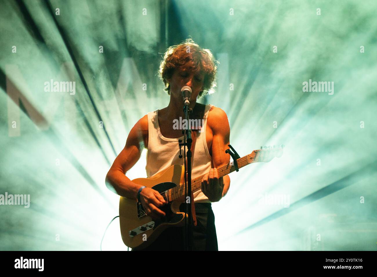 ORACLE SISTERS, CONCERTO, 2024: Christopher Willatt della band Oracle Sisters suona The Walled Garden Stage. Terzo giorno del Green Man Festival 2024 al Glanusk Park, Brecon, Galles, il 17 agosto 2024. Foto: Rob Watkins. INFO: Gli Oracle Sisters, formatisi a Parigi nel 2019, sono un gruppo indie pop che fonde influenze folk e elettroniche. Composti da musicisti provenienti dalla Francia e dagli Stati Uniti, creano una musica melodica evocativa che combina armonie lussureggianti con testi introspettivi e poetici. Foto Stock