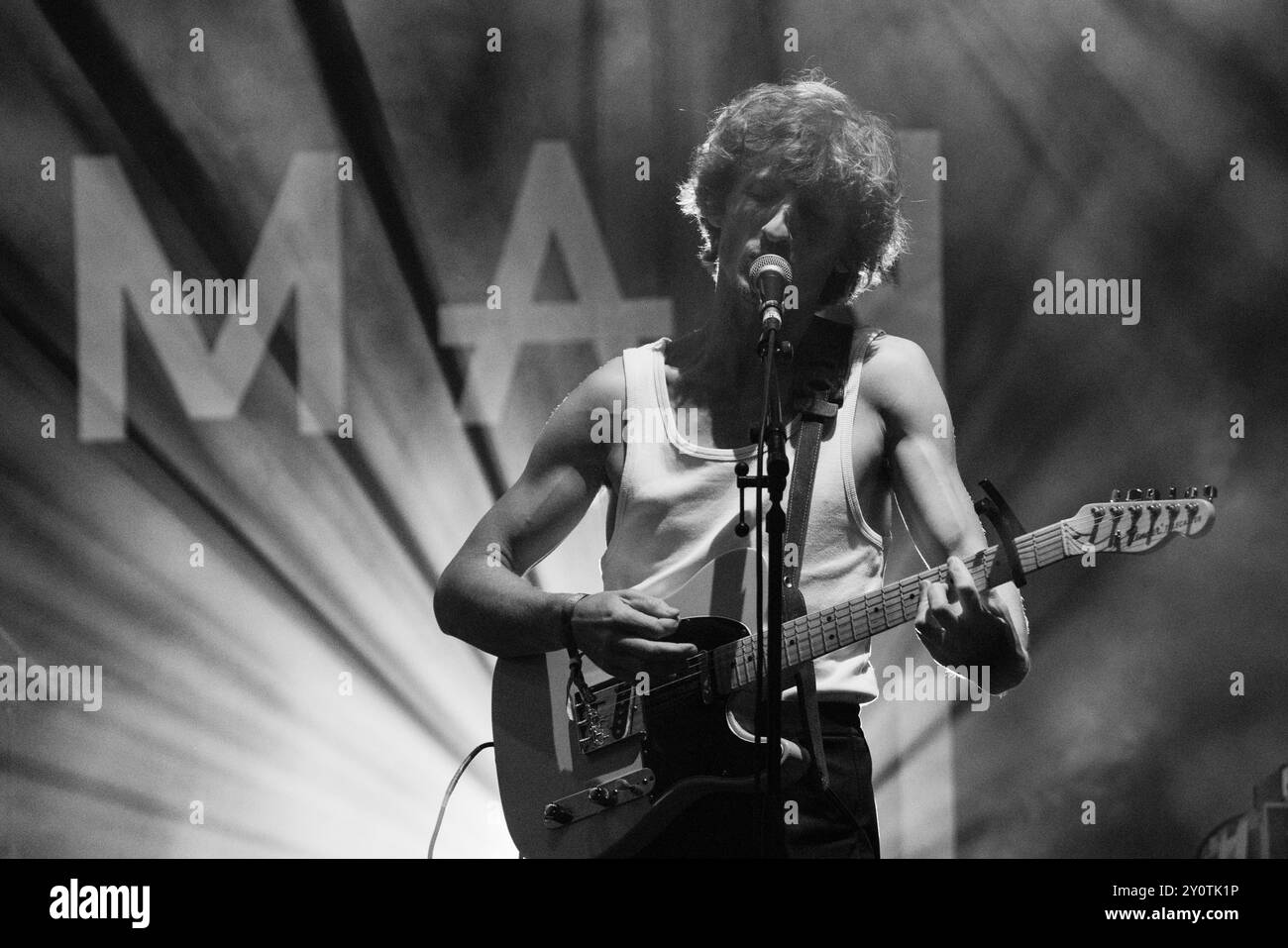 ORACLE SISTERS, CONCERTO, 2024: Christopher Willatt della band Oracle Sisters suona The Walled Garden Stage. Terzo giorno del Green Man Festival 2024 al Glanusk Park, Brecon, Galles, il 17 agosto 2024. Foto: Rob Watkins. INFO: Gli Oracle Sisters, formatisi a Parigi nel 2019, sono un gruppo indie pop che fonde influenze folk e elettroniche. Composti da musicisti provenienti dalla Francia e dagli Stati Uniti, creano una musica melodica evocativa che combina armonie lussureggianti con testi introspettivi e poetici. Foto Stock