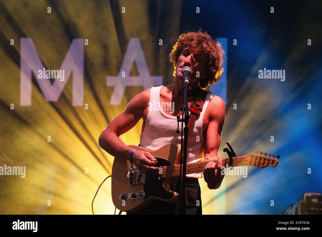 ORACLE SISTERS, CONCERTO, 2024: Christopher Willatt della band Oracle Sisters suona The Walled Garden Stage. Terzo giorno del Green Man Festival 2024 al Glanusk Park, Brecon, Galles, il 17 agosto 2024. Foto: Rob Watkins. INFO: Gli Oracle Sisters, formatisi a Parigi nel 2019, sono un gruppo indie pop che fonde influenze folk e elettroniche. Composti da musicisti provenienti dalla Francia e dagli Stati Uniti, creano una musica melodica evocativa che combina armonie lussureggianti con testi introspettivi e poetici. Foto Stock