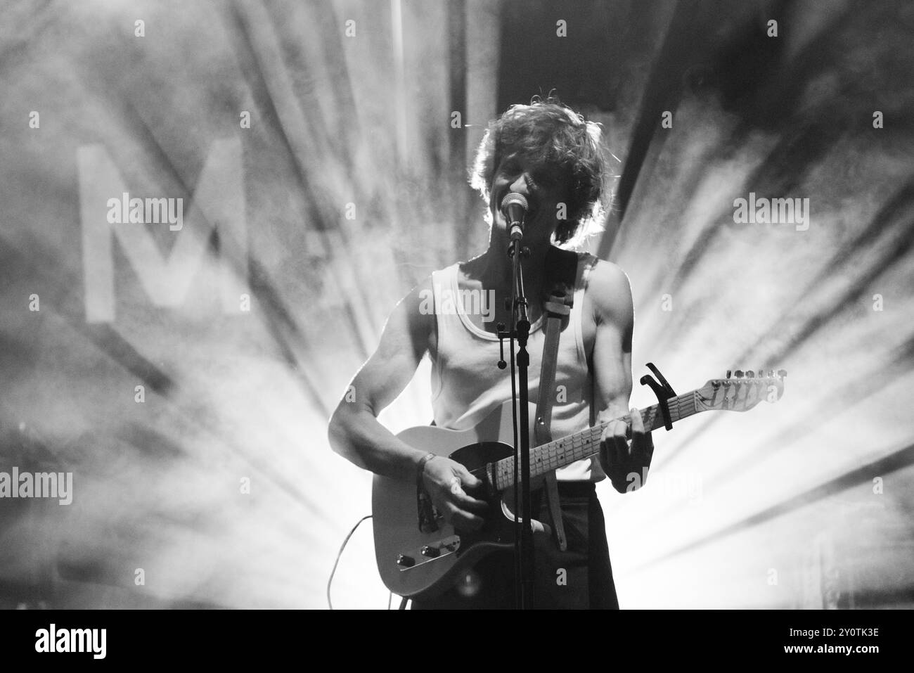 ORACLE SISTERS, CONCERTO, 2024: Christopher Willatt della band Oracle Sisters suona The Walled Garden Stage. Terzo giorno del Green Man Festival 2024 al Glanusk Park, Brecon, Galles, il 17 agosto 2024. Foto: Rob Watkins. INFO: Gli Oracle Sisters, formatisi a Parigi nel 2019, sono un gruppo indie pop che fonde influenze folk e elettroniche. Composti da musicisti provenienti dalla Francia e dagli Stati Uniti, creano una musica melodica evocativa che combina armonie lussureggianti con testi introspettivi e poetici. Foto Stock