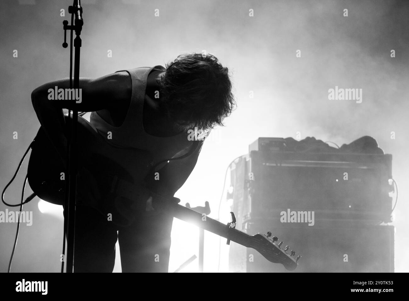 ORACLE SISTERS, CONCERTO, 2024: Christopher Willatt della band Oracle Sisters suona The Walled Garden Stage. Terzo giorno del Green Man Festival 2024 al Glanusk Park, Brecon, Galles, il 17 agosto 2024. Foto: Rob Watkins. INFO: Gli Oracle Sisters, formatisi a Parigi nel 2019, sono un gruppo indie pop che fonde influenze folk e elettroniche. Composti da musicisti provenienti dalla Francia e dagli Stati Uniti, creano una musica melodica evocativa che combina armonie lussureggianti con testi introspettivi e poetici. Foto Stock