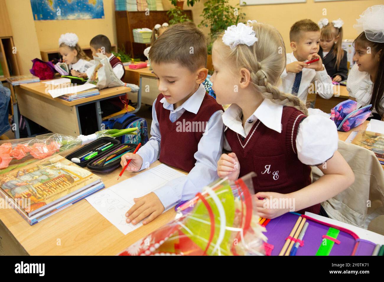 Pechino, Russia. 2 settembre 2024. I bambini vengono visti in classe il primo giorno del loro nuovo semestre in una scuola di San Pietroburgo, Russia, 2 settembre 2024. Le scuole medie e primarie in Russia hanno iniziato i loro nuovi semestri lunedì. Crediti: Irina Motina/Xinhua/Alamy Live News Foto Stock