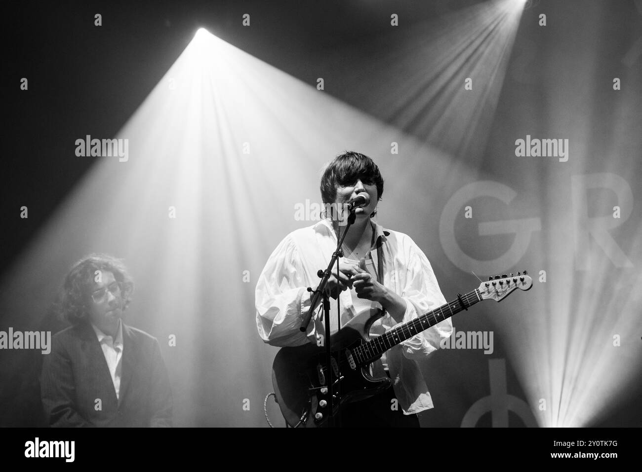 ORACLE SISTERS, CONCERTO, 2024: Lewis Lazar della band Oracle Sisters suona il Walled Garden Stage. Terzo giorno del Green Man Festival 2024 al Glanusk Park, Brecon, Galles, il 17 agosto 2024. Foto: Rob Watkins. INFO: Gli Oracle Sisters, formatisi a Parigi nel 2019, sono un gruppo indie pop che fonde influenze folk e elettroniche. Composti da musicisti provenienti dalla Francia e dagli Stati Uniti, creano una musica melodica evocativa che combina armonie lussureggianti con testi introspettivi e poetici. Foto Stock