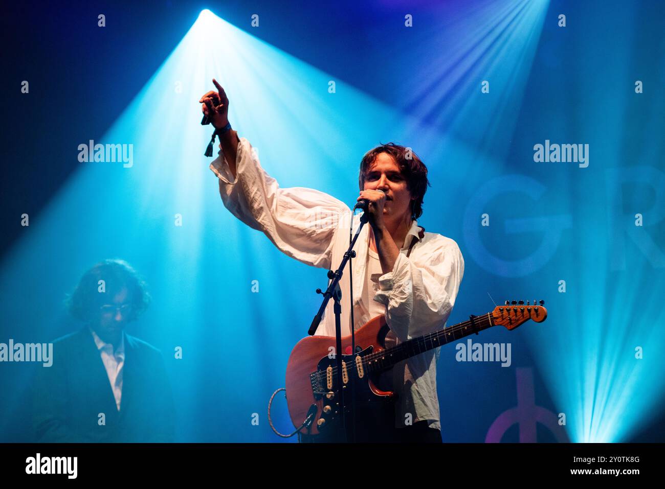 ORACLE SISTERS, CONCERTO, 2024: Lewis Lazar della band Oracle Sisters suona il Walled Garden Stage. Terzo giorno del Green Man Festival 2024 al Glanusk Park, Brecon, Galles, il 17 agosto 2024. Foto: Rob Watkins. INFO: Gli Oracle Sisters, formatisi a Parigi nel 2019, sono un gruppo indie pop che fonde influenze folk e elettroniche. Composti da musicisti provenienti dalla Francia e dagli Stati Uniti, creano una musica melodica evocativa che combina armonie lussureggianti con testi introspettivi e poetici. Foto Stock