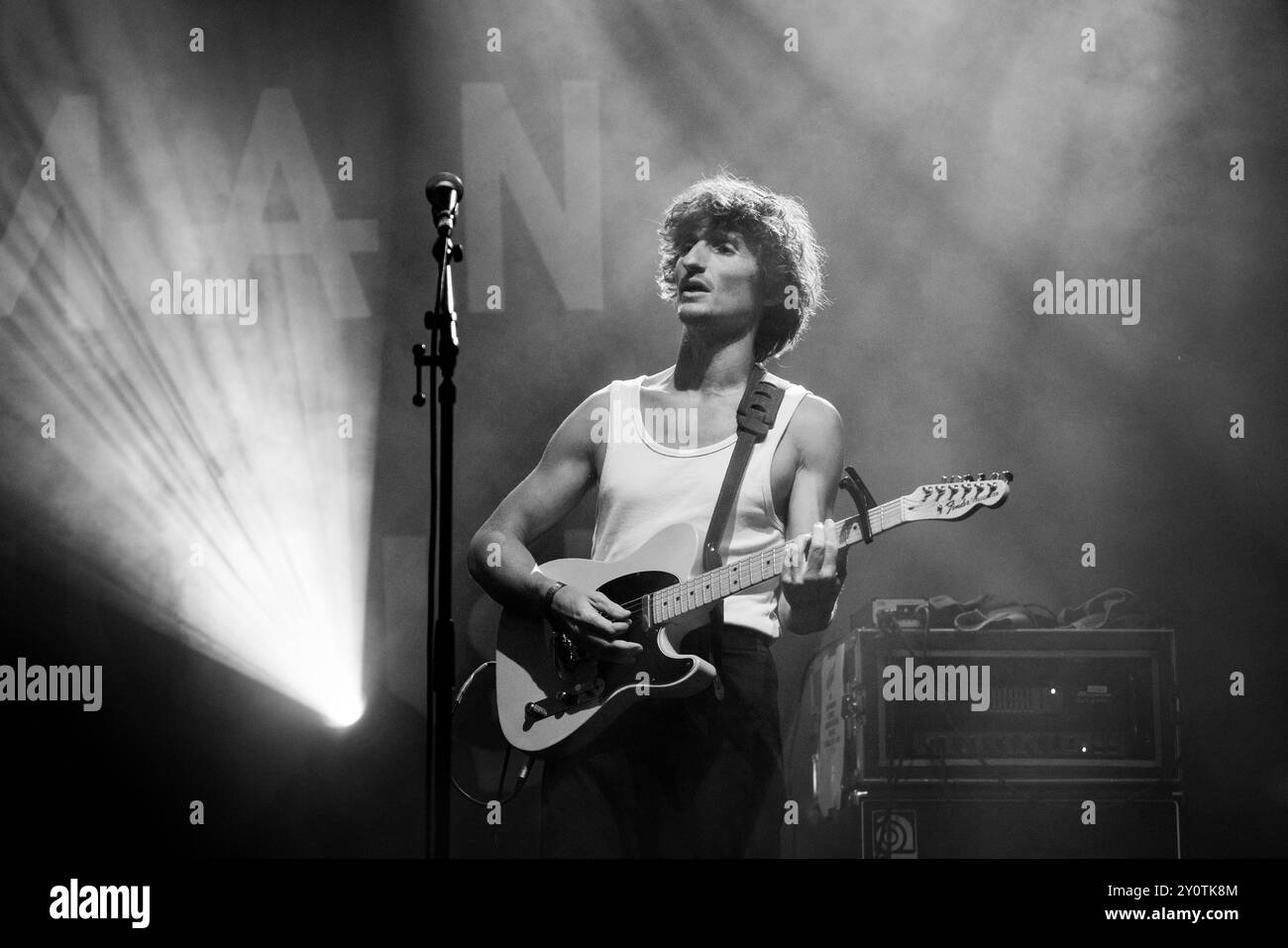 ORACLE SISTERS, CONCERTO, 2024: Christopher Willatt della band Oracle Sisters suona The Walled Garden Stage. Terzo giorno del Green Man Festival 2024 al Glanusk Park, Brecon, Galles, il 17 agosto 2024. Foto: Rob Watkins. INFO: Gli Oracle Sisters, formatisi a Parigi nel 2019, sono un gruppo indie pop che fonde influenze folk e elettroniche. Composti da musicisti provenienti dalla Francia e dagli Stati Uniti, creano una musica melodica evocativa che combina armonie lussureggianti con testi introspettivi e poetici. Foto Stock