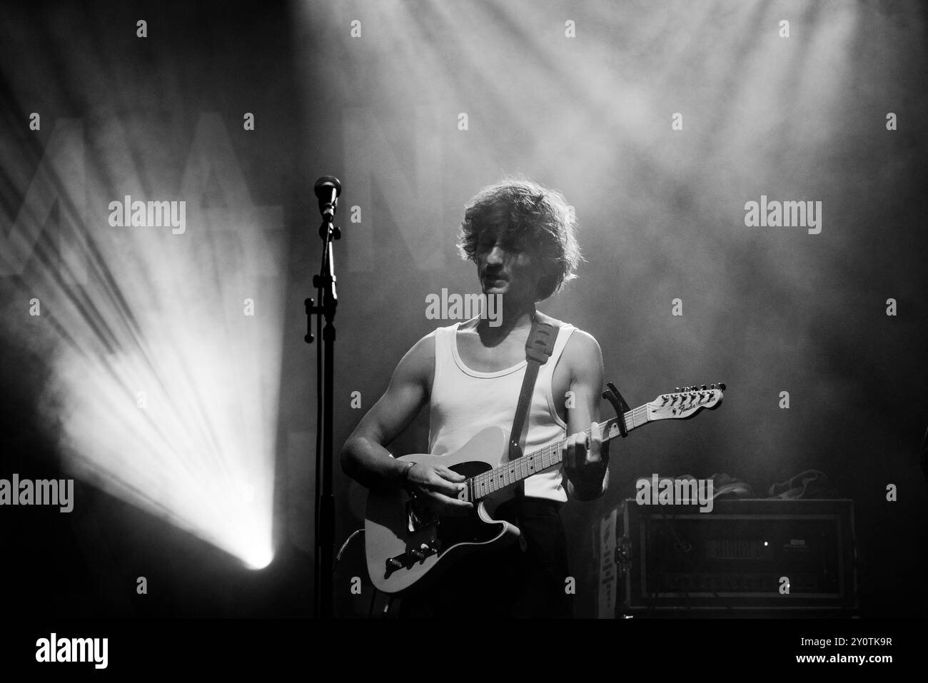 ORACLE SISTERS, CONCERTO, 2024: Christopher Willatt della band Oracle Sisters suona The Walled Garden Stage. Terzo giorno del Green Man Festival 2024 al Glanusk Park, Brecon, Galles, il 17 agosto 2024. Foto: Rob Watkins. INFO: Gli Oracle Sisters, formatisi a Parigi nel 2019, sono un gruppo indie pop che fonde influenze folk e elettroniche. Composti da musicisti provenienti dalla Francia e dagli Stati Uniti, creano una musica melodica evocativa che combina armonie lussureggianti con testi introspettivi e poetici. Foto Stock