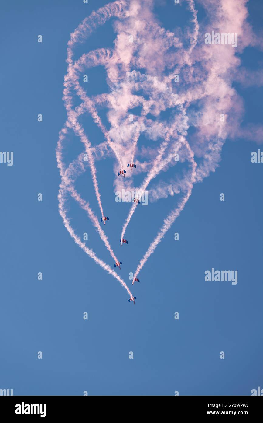 Il British Royal Air Force Falcons Parachute display Team ha messo in mostra un superbo spettacolo per aprire il primo giorno del 2024 Royal International Air Tattoo Foto Stock