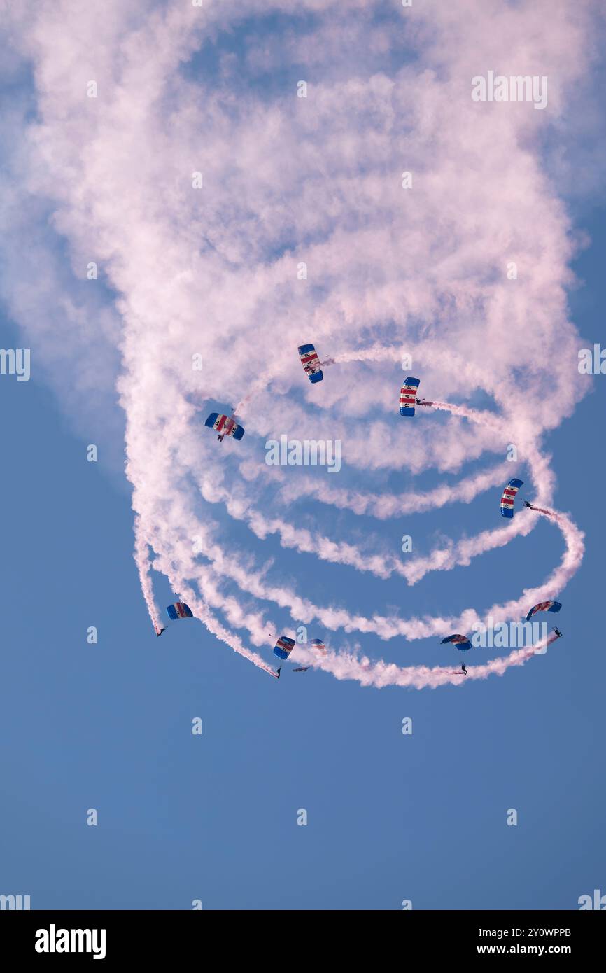 Il British Royal Air Force Falcons Parachute display Team ha messo in mostra un superbo spettacolo per aprire il primo giorno del 2024 Royal International Air Tattoo Foto Stock