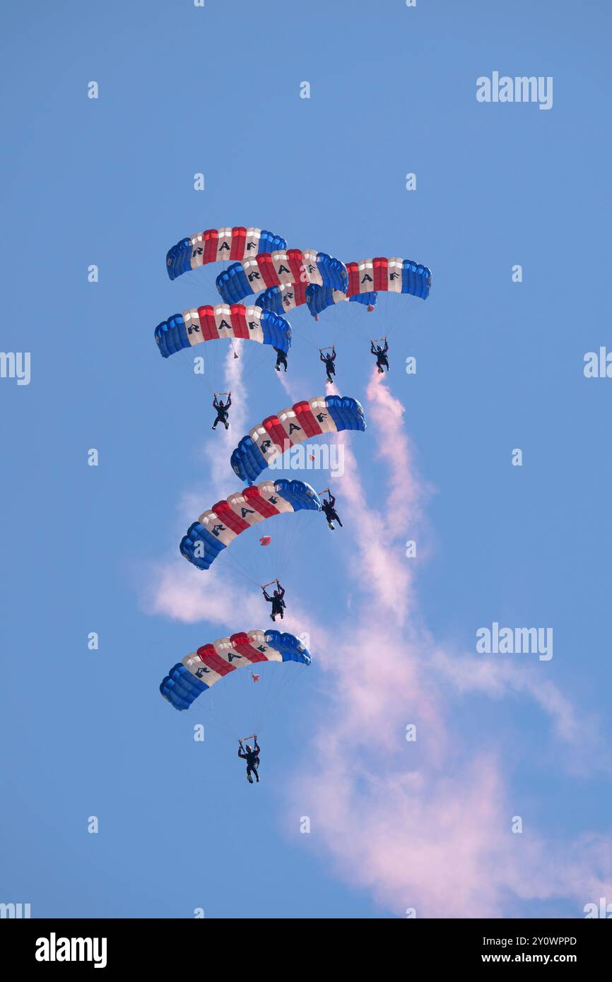 Il British Royal Air Force Falcons Parachute display Team ha messo in mostra un superbo spettacolo per aprire il primo giorno del 2024 Royal International Air Tattoo Foto Stock