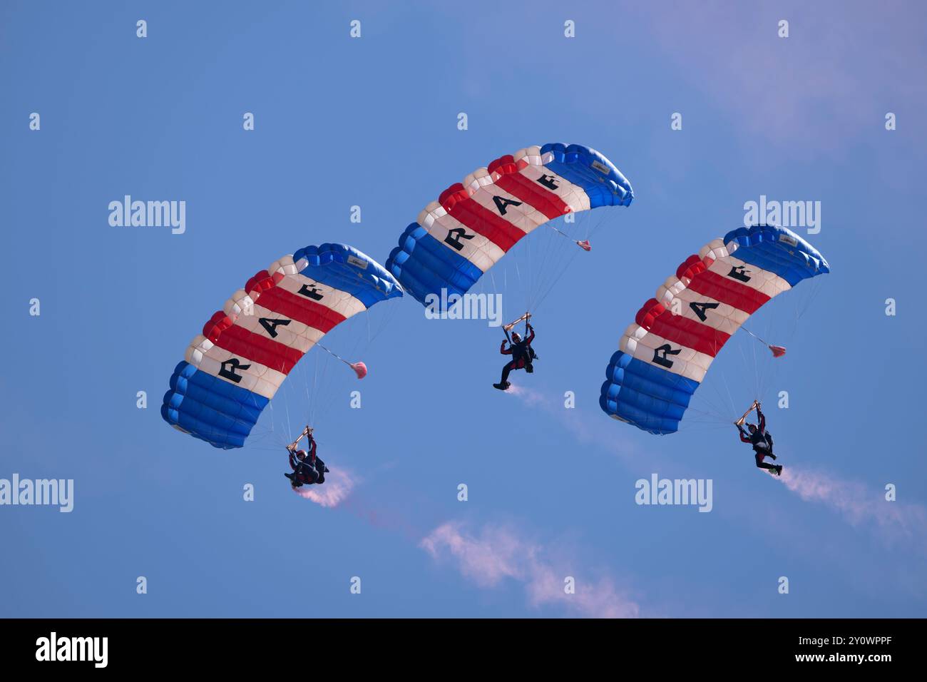Il British Royal Air Force Falcons Parachute display Team ha messo in mostra un superbo spettacolo per aprire il primo giorno del 2024 Royal International Air Tattoo Foto Stock