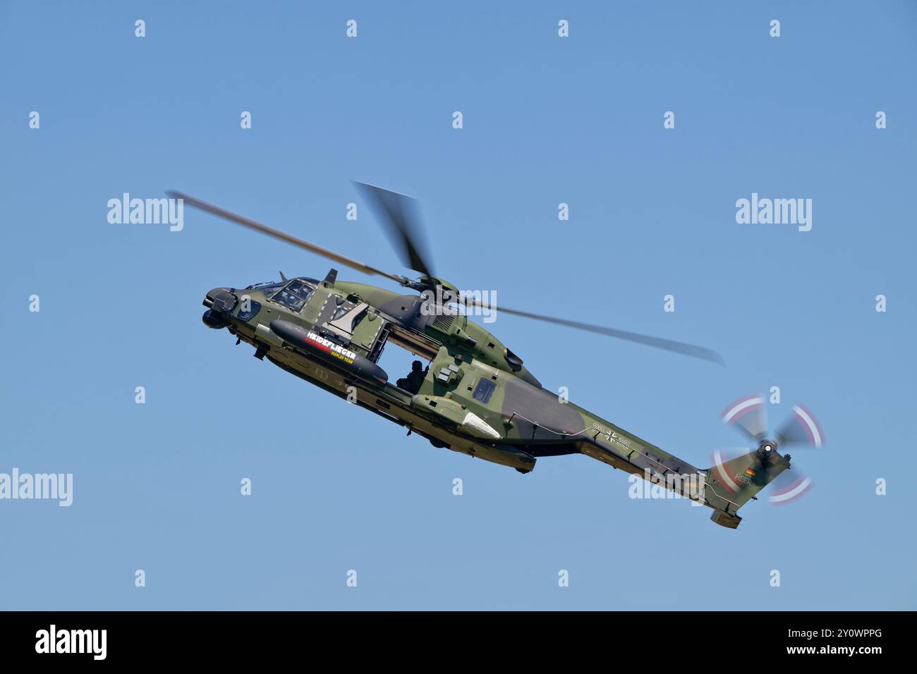 Elicottero dell'esercito tedesco un elicottero NH Industries NH90 Tactical Transport Helicopter mostra le sue capacità alla RAF Fairford durante il RIAT Foto Stock