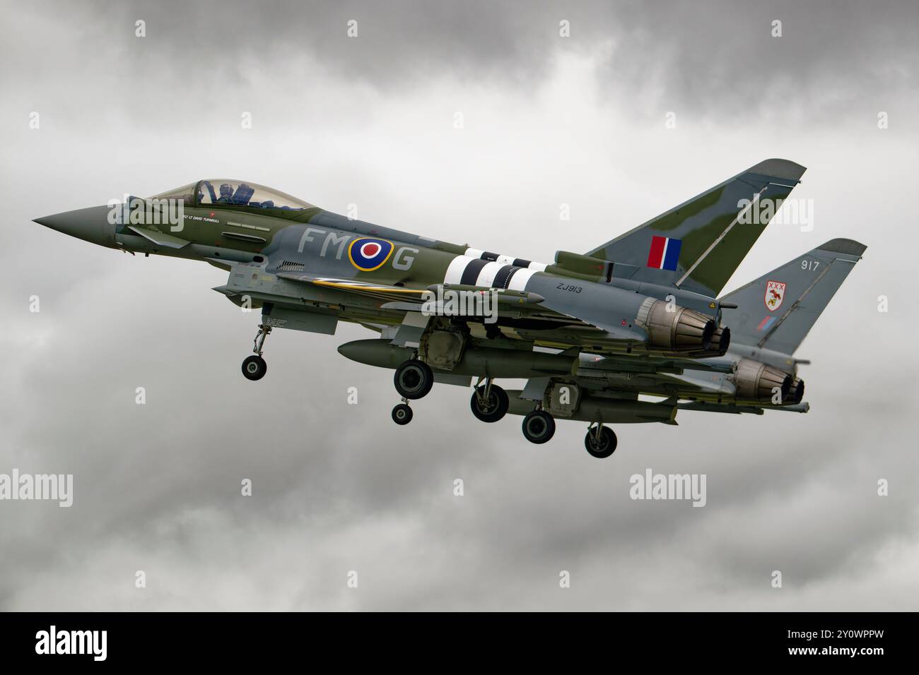 Gli Eurofighter Typhoon FGR4 della Royal Air Force partono dalla RAF Fairford dopo aver partecipato al Royal International Air Tattoo Foto Stock