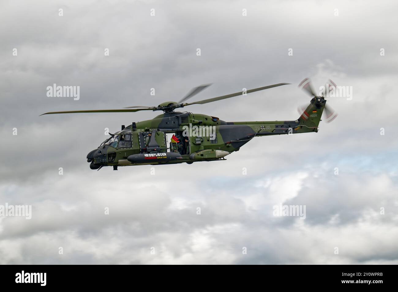 Elicottero dell'esercito tedesco un elicottero NH Industries NH90 Tactical Transport Helicopter parte dalla RAF Fairford dopo aver partecipato al RIAT Foto Stock