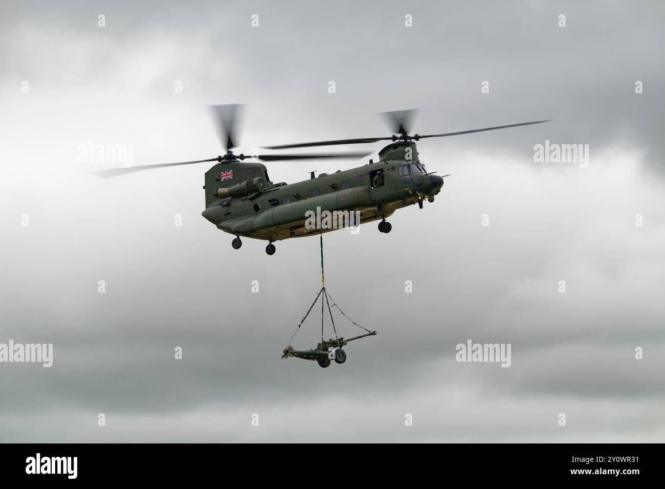 Boeing Chinook Dual Rotor Heavy Lift Helicopter ZH902 del 18 Squadron RAF che trasporta un cannone da campo medio al RIAT Foto Stock