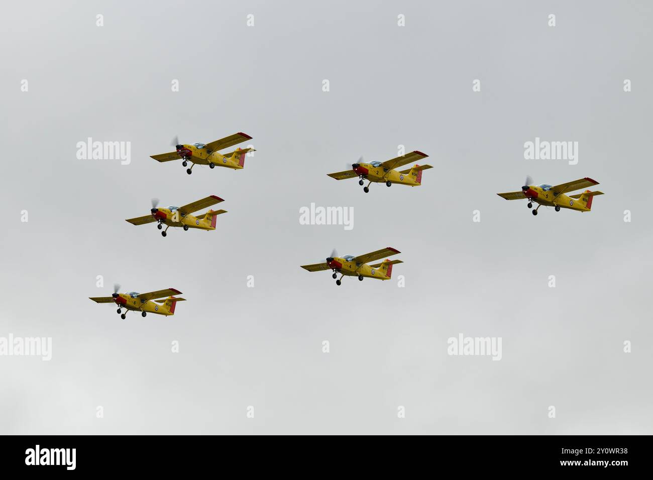 6 velivoli da addestramento di base Saab Safari della Royal Norwegian Air Force Yellow Sparrows display Team volano in perfetta formazione al RIAT Foto Stock