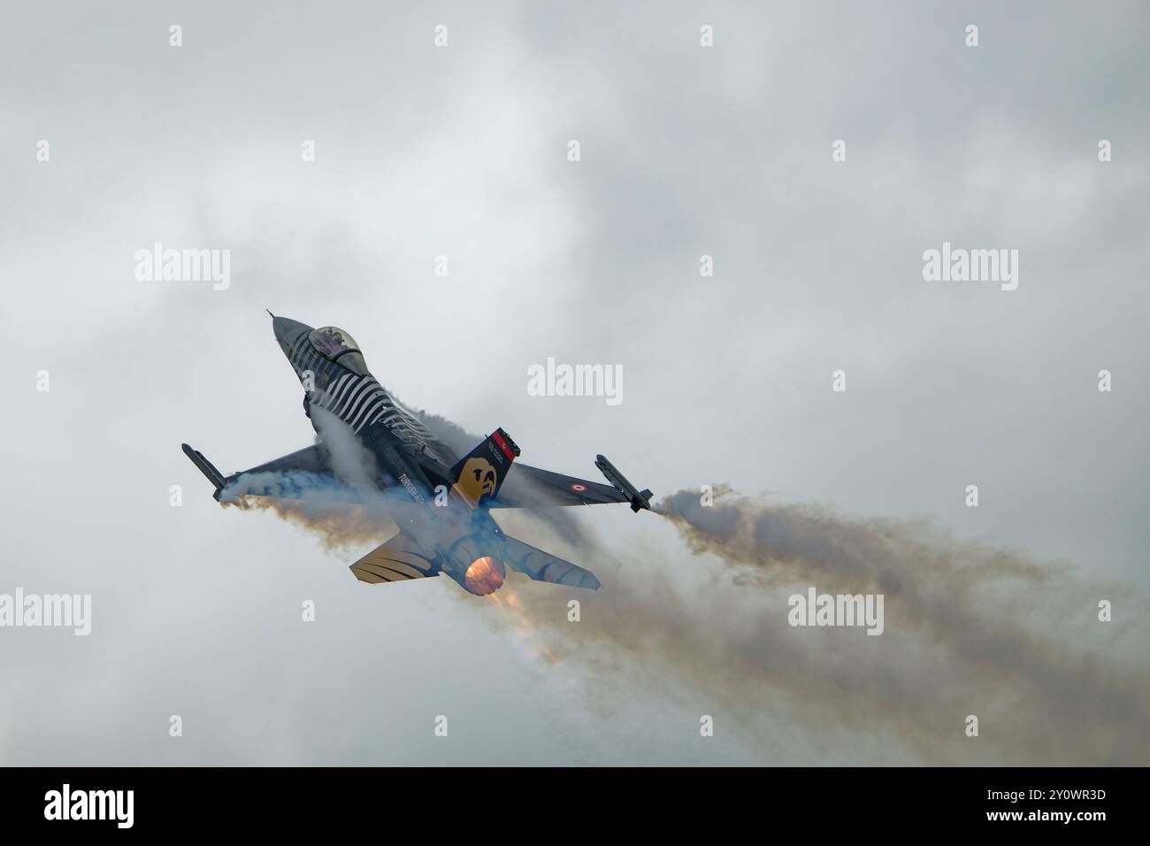 F-16C della Turkish Air Force Fighting Falcon Fighter 88-0021 il SoloTurk si allontana durante un'esibizione acrobatica presso il Royal International Air Tattoo Foto Stock