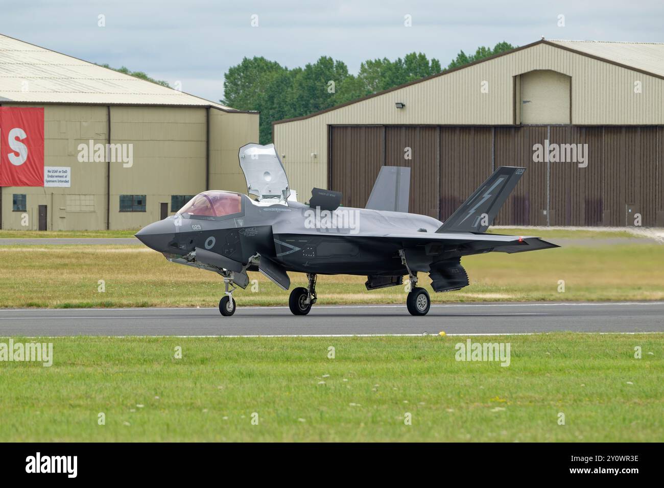 Il Lockheed Martin F-35B STOVL della Royal Air Force britannica, un caccia stealth multiruolo capace di eseguire un touch & go durante la sua esposizione al RIAT Foto Stock