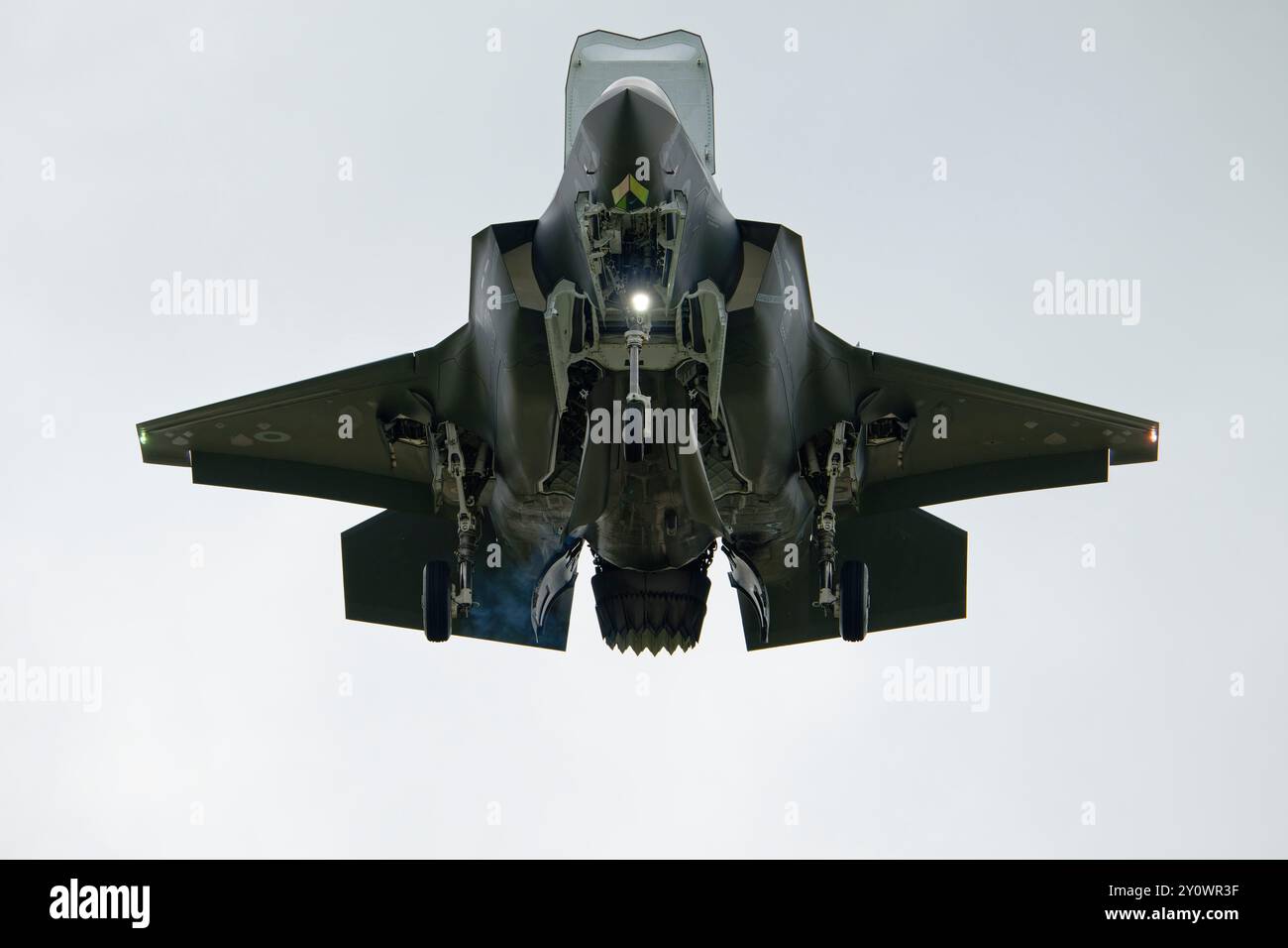 Il caccia stealth multiruolo ZM163, equipaggiato con Lockheed Martin F-35B STOVL della Royal Air Force, si libra di fronte alla folla del Fairford RIAT Foto Stock