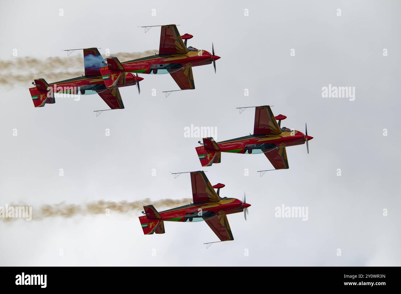 Gli ulteriori 330 aerei Aerobatic del Royal Jordanian Falcons International display Team volano invertiti alla RAF Fairford durante il RIAT Foto Stock