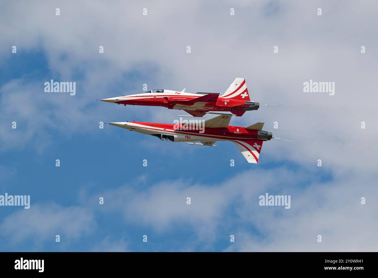 Il team di volo acrobatico della Swiss Air Force Patrouille Suisse ha messo in mostra un'impressionante esibizione con i loro jet Northrop F5 al RIAT Foto Stock