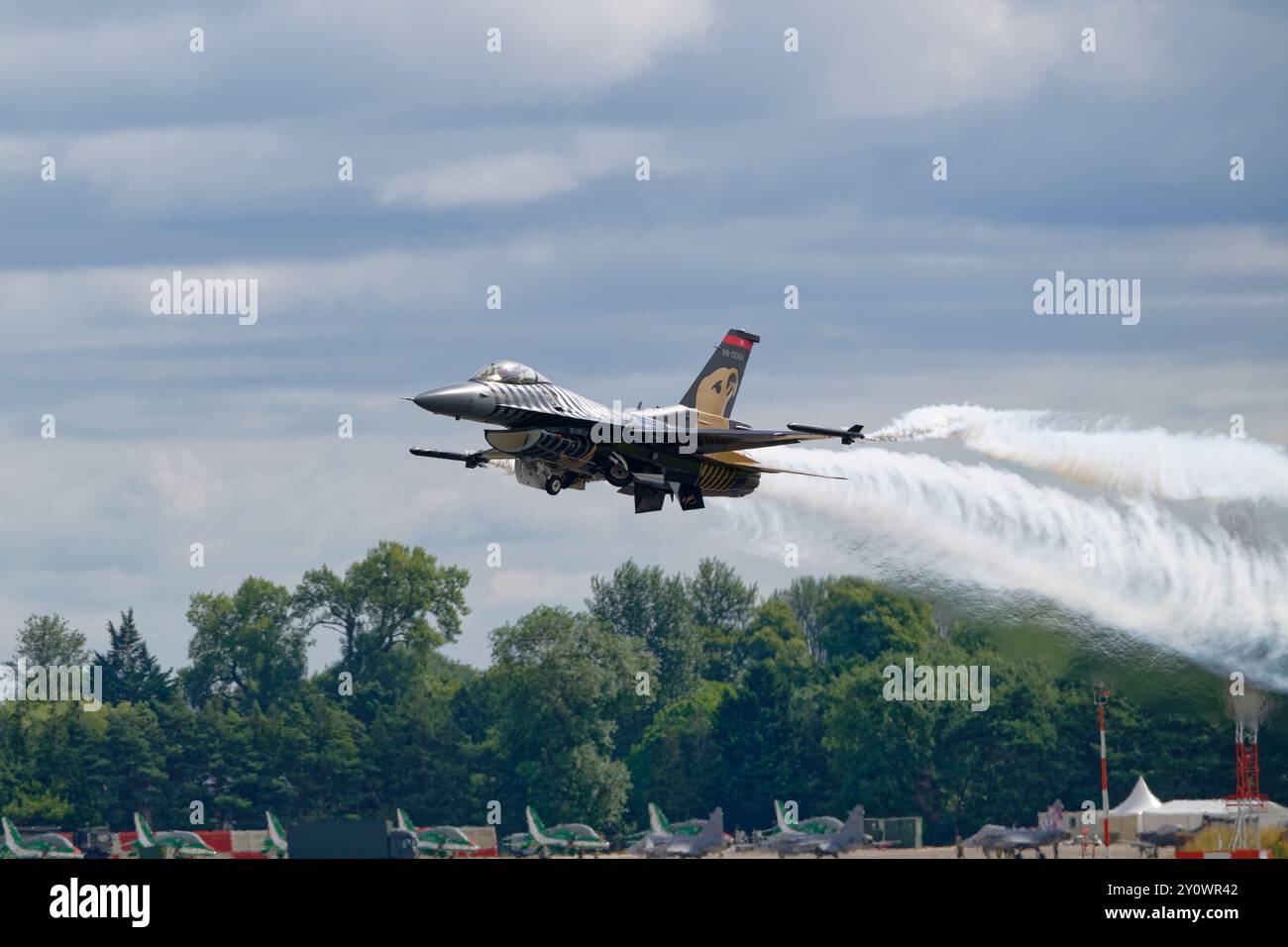 Caccia Falcon 88-0024 dell'aeronautica turca F-16C il SoloTurk decolla per essere esposto al Royal International Air Tattoo nel Regno Unito Foto Stock