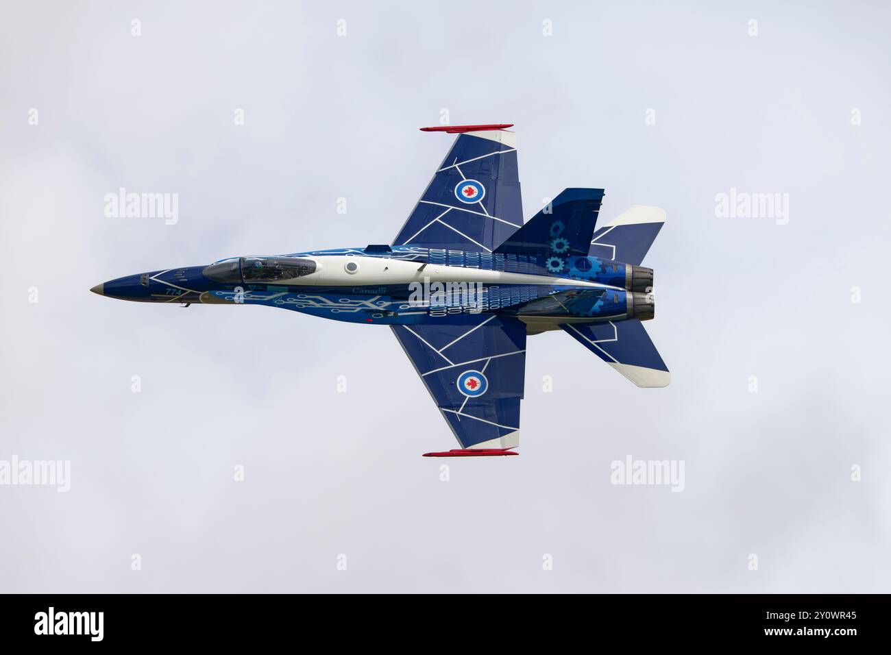 Il Royal Canadian Air Force CF-188 Hornet 774 del 425 Tactical Fighter Squadron presenta una superba esposizione di volo al RIAT Foto Stock