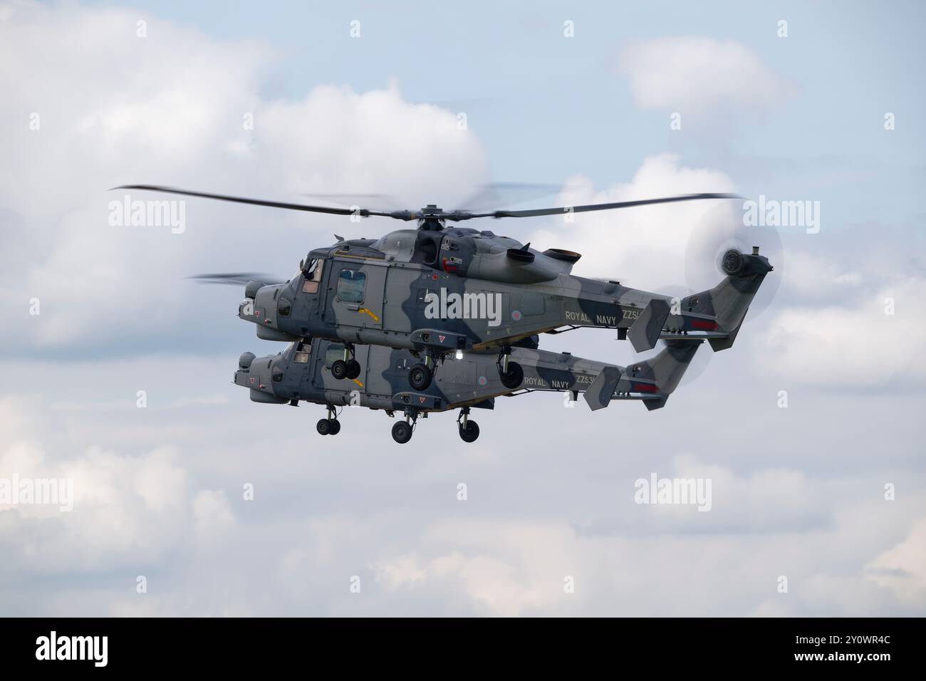 Due elicotteri Leonardo Wildcat HMA2 del 825 Naval Air Squadron Yeoviltion, che formano la squadra di elicotteri Black Cats, arrivano alla RAF Fairford Foto Stock