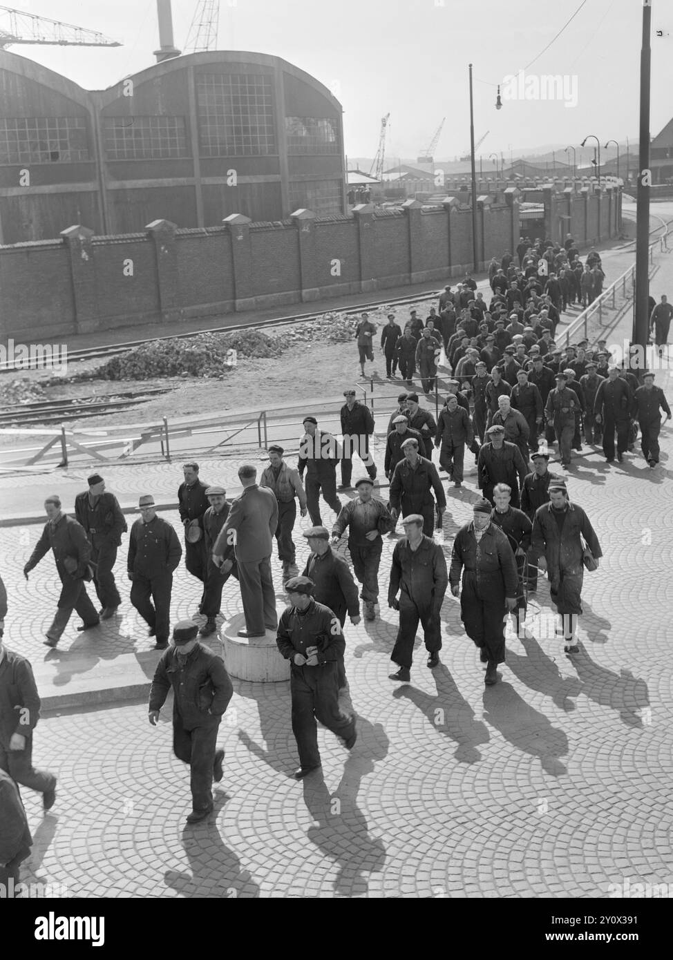 Aktuell 12-1950: Et moderne velferdsbygg for 1200 arbeidereArbeiderne ved Akers mekaniske Verksted i oslo kan rose seg av at de har fått et av landets mest moderne velferdsbygg. DET ligger i Munkedamsveien rett overfor det store skipsbyggerverkstedet, og en kjempemessig gallionsfigur som er hentet fra «Bolivar», pryder fasaden over inngangen. Foto: Sverre A. Børretzen / Aktuell / NTB **FOTO IKKE BILDEBEHANDLET*** il testo dell'immagine viene tradotto automaticamente Foto Stock