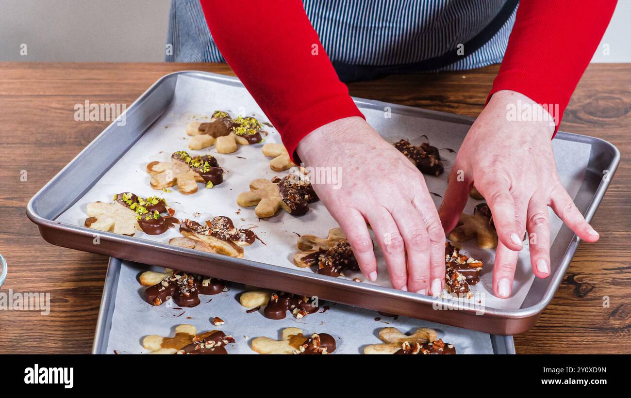 Confezione di biscotti per le feste con delizie natalizie ricoperte di cioccolato Foto Stock