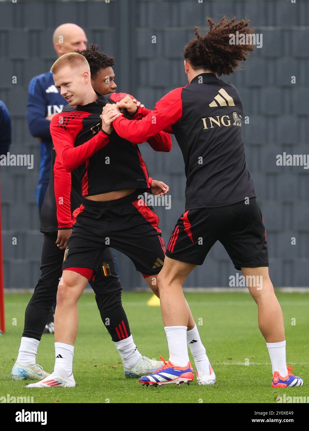 Tubize, Belgio. 4 settembre 2024. Arthur Vermeeren belga e Arthur Theate belga nella foto durante una sessione di allenamento della nazionale belga dei Red Devils, presso il centro di allenamento della Royal Belgian Football Association, a Tubize, mercoledì 04 settembre 2024. I Red Devils giocano contro Israele venerdì, per la UEFA Nations League 2025. BELGA PHOTO VIRGINIE LEFOUR credito: Belga News Agency/Alamy Live News Foto Stock