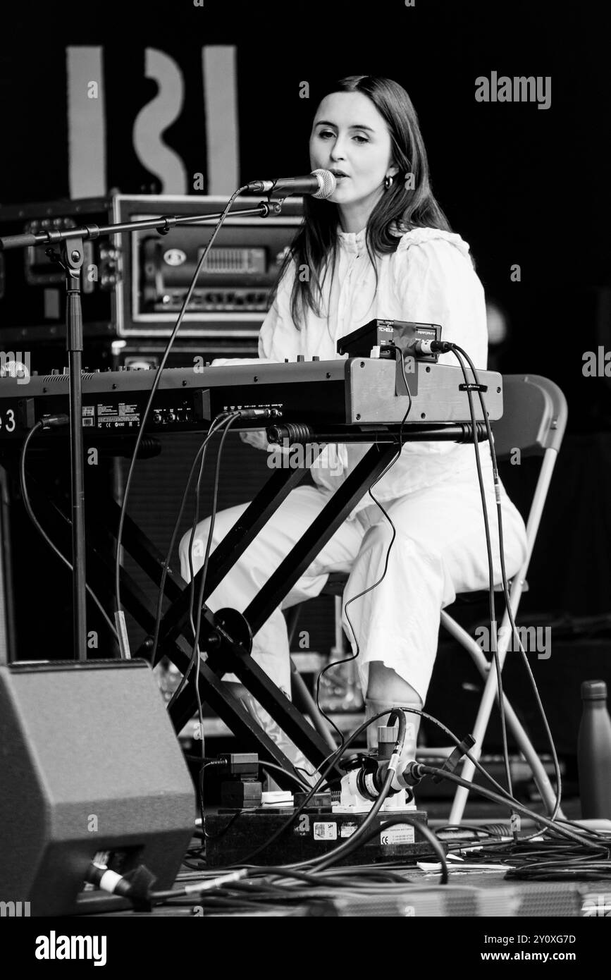 RACHAEL LAVELLE, CONCERTO, 2024: Rachael Lavelle suona il Walled Garden Stage. Terzo giorno del Green Man Festival 2024 al Glanusk Park, Brecon, Galles, il 17 agosto 2024. Foto: Rob Watkins. INFO: Rachael Lavelle è una cantautrice irlandese nota per il suo suono inquietante e atmosferico. Mescolando elementi di dark pop, musica classica ed elettronica, le sue potenti voci e i testi evocativi creano composizioni coinvolgenti e cinematografiche che esplorano temi di desiderio, isolamento e intensità emotiva. Foto Stock