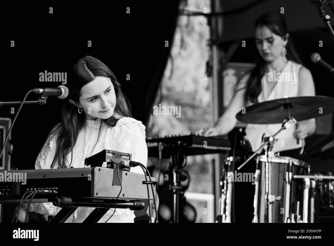 RACHAEL LAVELLE, CONCERTO, 2024: Rachael Lavelle suona il Walled Garden Stage. Terzo giorno del Green Man Festival 2024 al Glanusk Park, Brecon, Galles, il 17 agosto 2024. Foto: Rob Watkins. INFO: Rachael Lavelle è una cantautrice irlandese nota per il suo suono inquietante e atmosferico. Mescolando elementi di dark pop, musica classica ed elettronica, le sue potenti voci e i testi evocativi creano composizioni coinvolgenti e cinematografiche che esplorano temi di desiderio, isolamento e intensità emotiva. Foto Stock