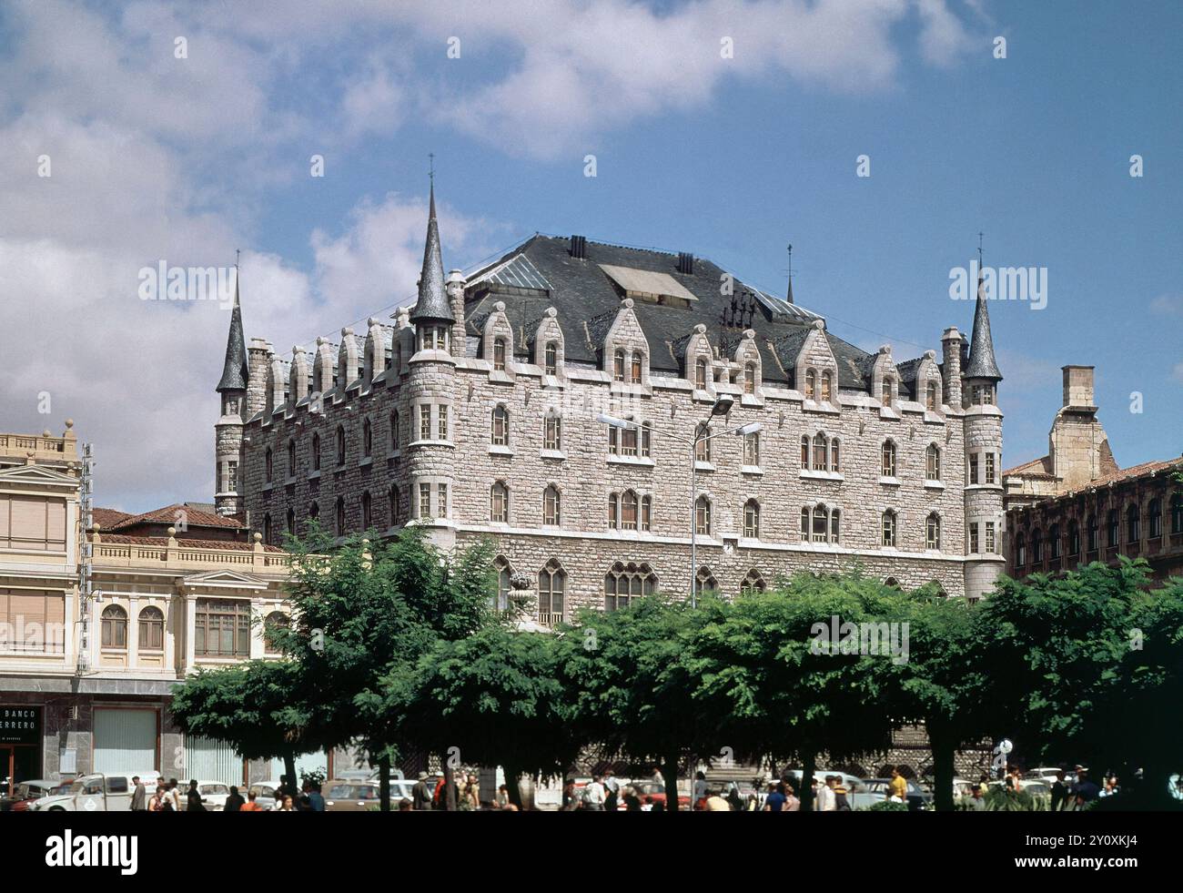 CASA BOTINES - 1892-94 - NEOGOTICO ESPAÑOL. Autore: ANTONI GAUDI (1852-1926). Ubicazione: CASA BOTINES. LEON. SPAGNA. Foto Stock