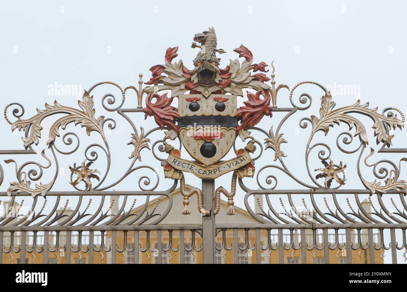 La cresta sulle porte fuori Aynho Hall: Recte carpe vaim: "Prendi la strada giusta". Villaggio di Aynho, Northamptonshire, Regno Unito Foto Stock