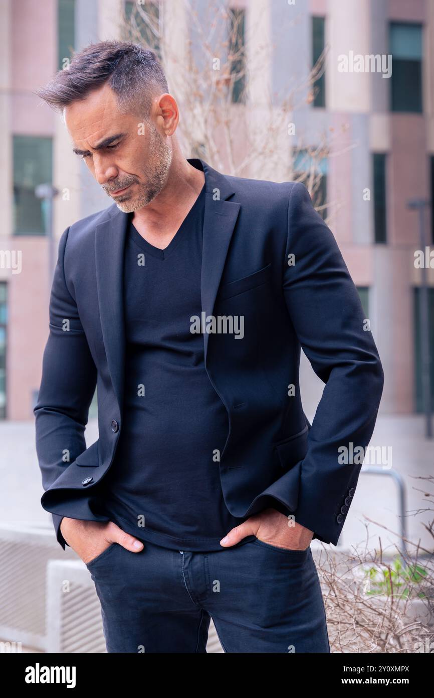 ritratto di un serio uomo d'affari all'aperto. Verticale Foto Stock