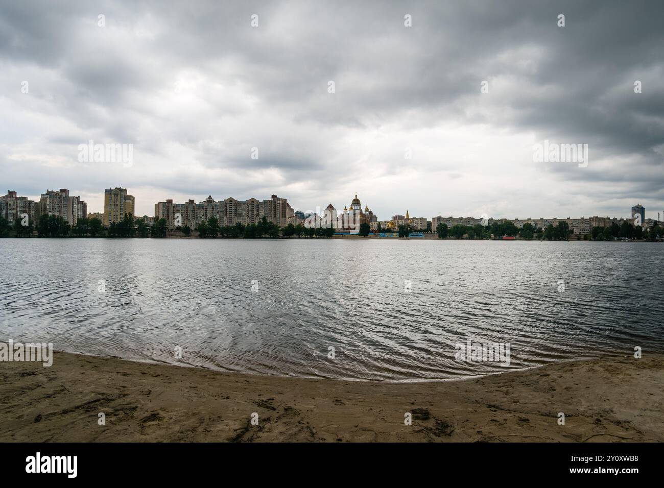 Kiev, Ucraina - 16 giugno 2024: Vista grandangolare del distretto di Obolon sulle rive del fiume Dnieper con il tempo nuvoloso Foto Stock Kiev, Ucraina - 16 giugno 2024: Vista grandangolare del distretto di Obolon sulle rive del fiume Dnieper con il tempo nuvoloso Foto Stock