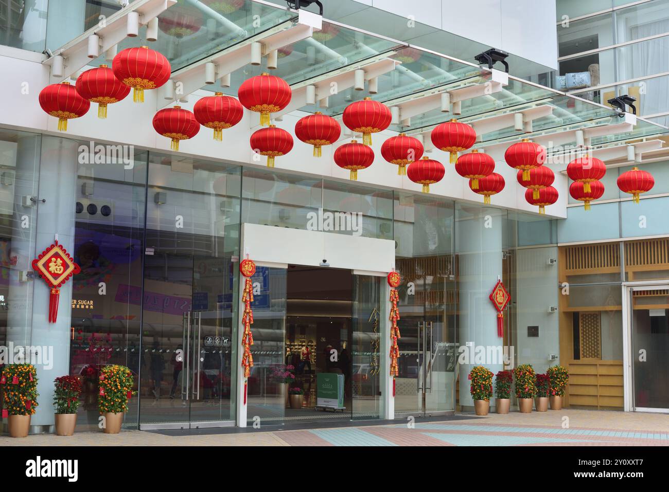 Decorazione del Capodanno Cinese fuori dall'entrata principale di un edificio commerciale Foto Stock