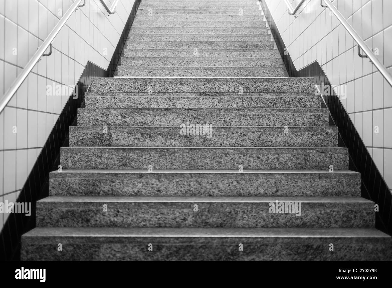 Scale che salgono in una stazione ferroviaria in Svizzera. Immagine architettonica in bianco e nero. Foto Stock