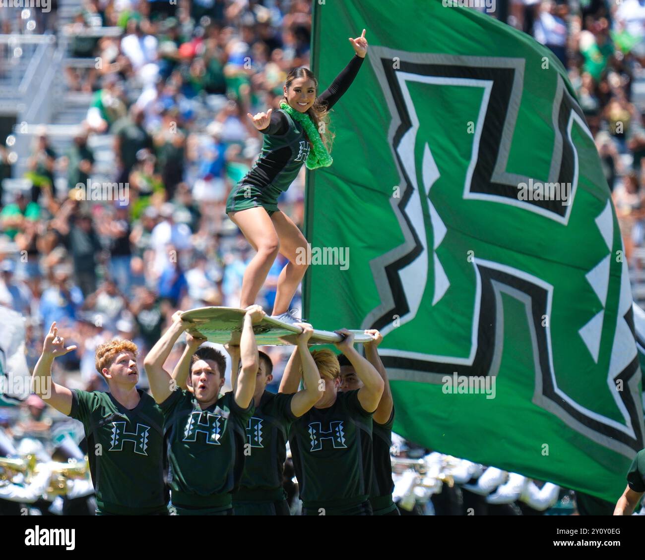 31 agosto 2024: Hawaii cheerleader, Avery Chai cavalca la tavola da surf prima della partita di football NCAA tra gli UCLA Bruins e l'Università delle Hawaii Rainbow Warriors al Clarence T.C. Ching Complex di Honolulu, Hawaii. Glenn Yoza/CSM Foto Stock