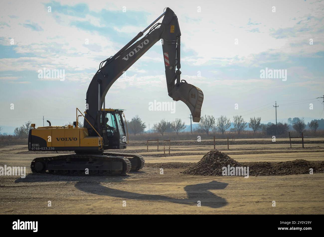 Deva, Hunedoara, Romania - 20 ottobre 2011 Volvo bulldozer inizia a scavare una trincea Foto Stock