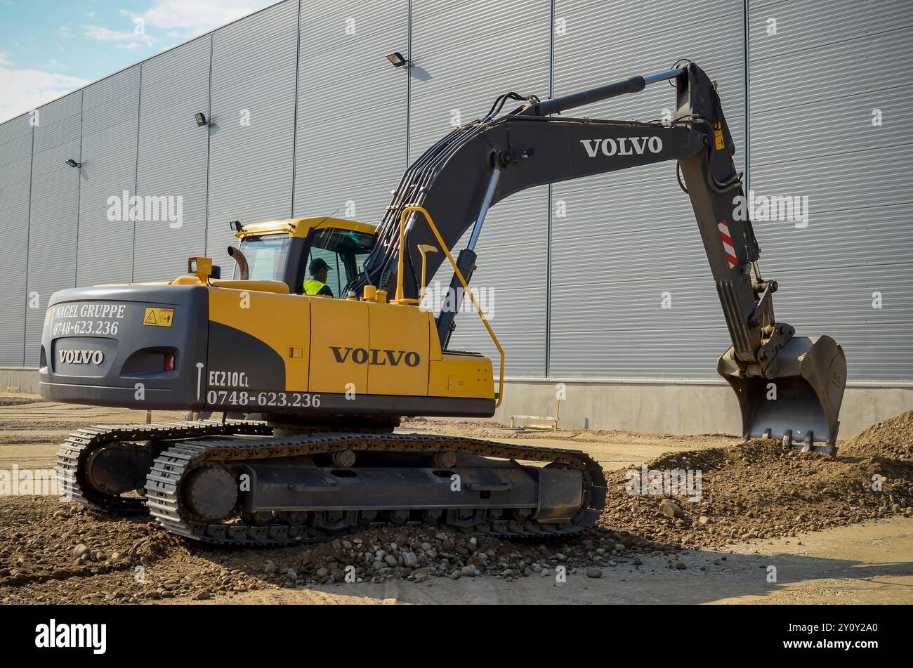 Deva, Hunedoara, Romania - 20 ottobre 2011 Volvo bulldozer inizia a scavare una trincea Foto Stock