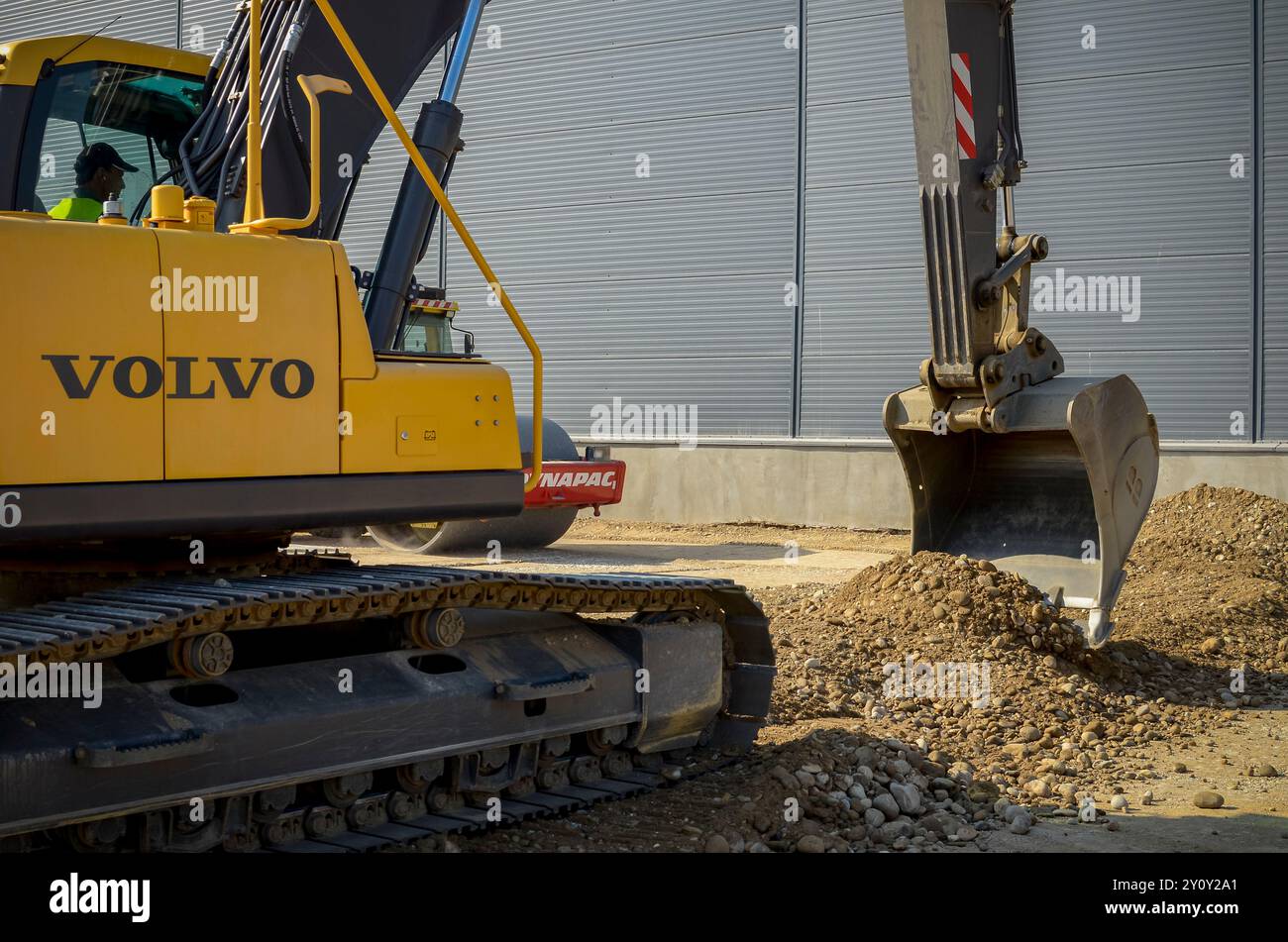Deva, Hunedoara, Romania - 20 ottobre 2011 Volvo bulldozer inizia a scavare una trincea Foto Stock