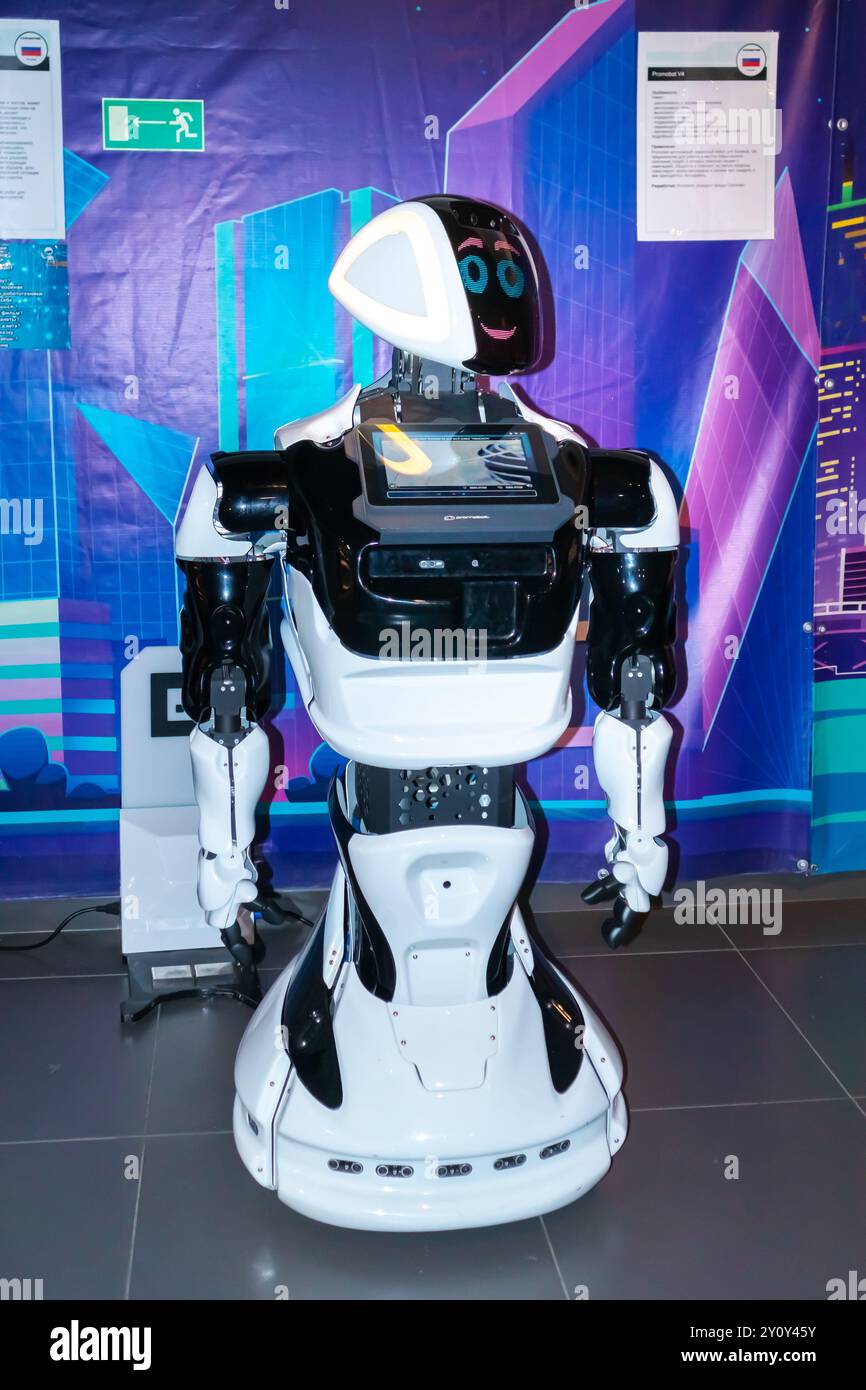 Robot umanoide alla mostra robot. Intelligenza artificiale, giocattolo robotico. San Pietroburgo, Russia - 14 giugno 2024 Foto Stock
