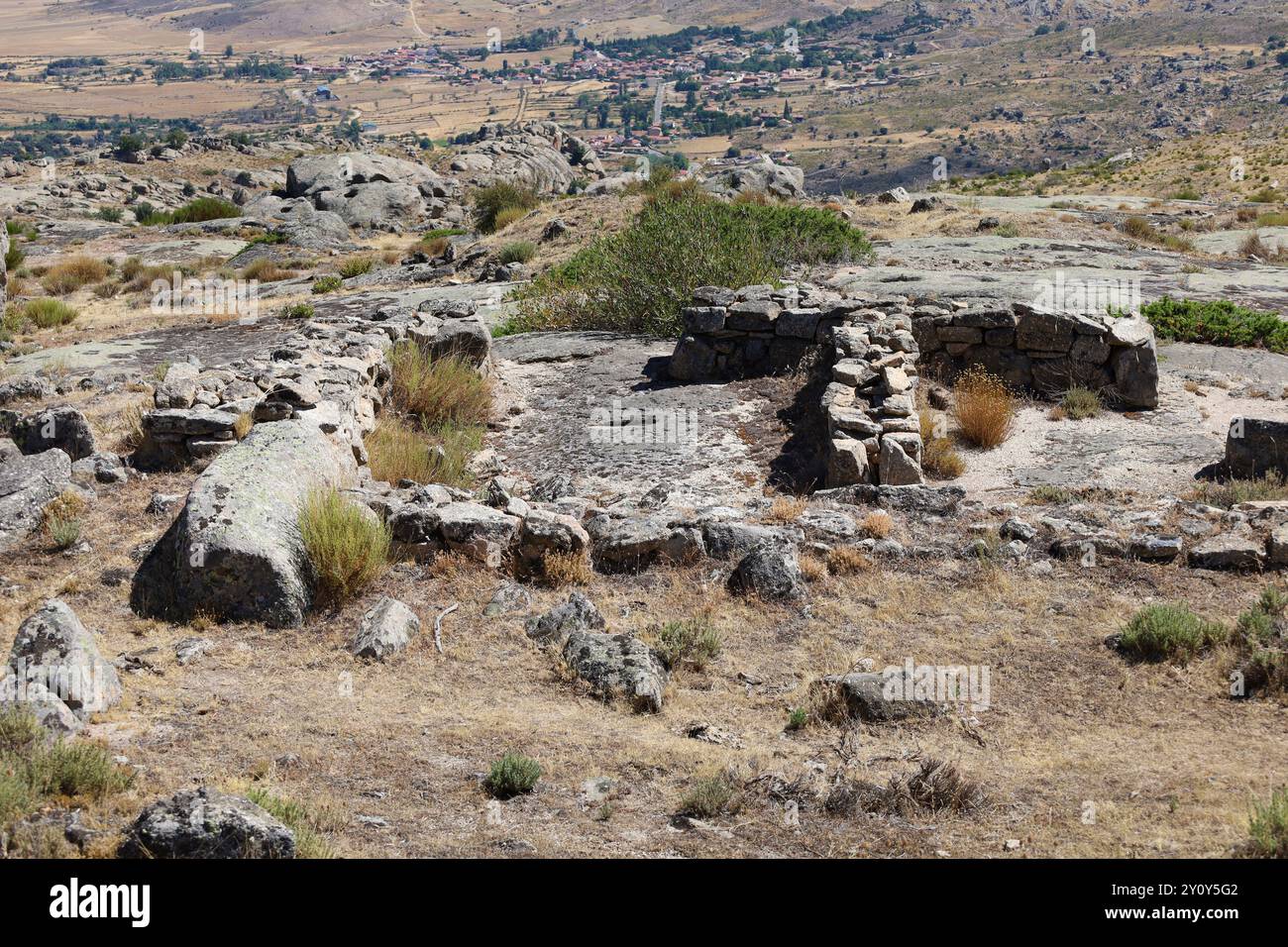 Case presso l'insediamento celtico chiamato forte di Ulaca nella Sierra de la Paramera, provincia di Avila, Spagna Foto Stock