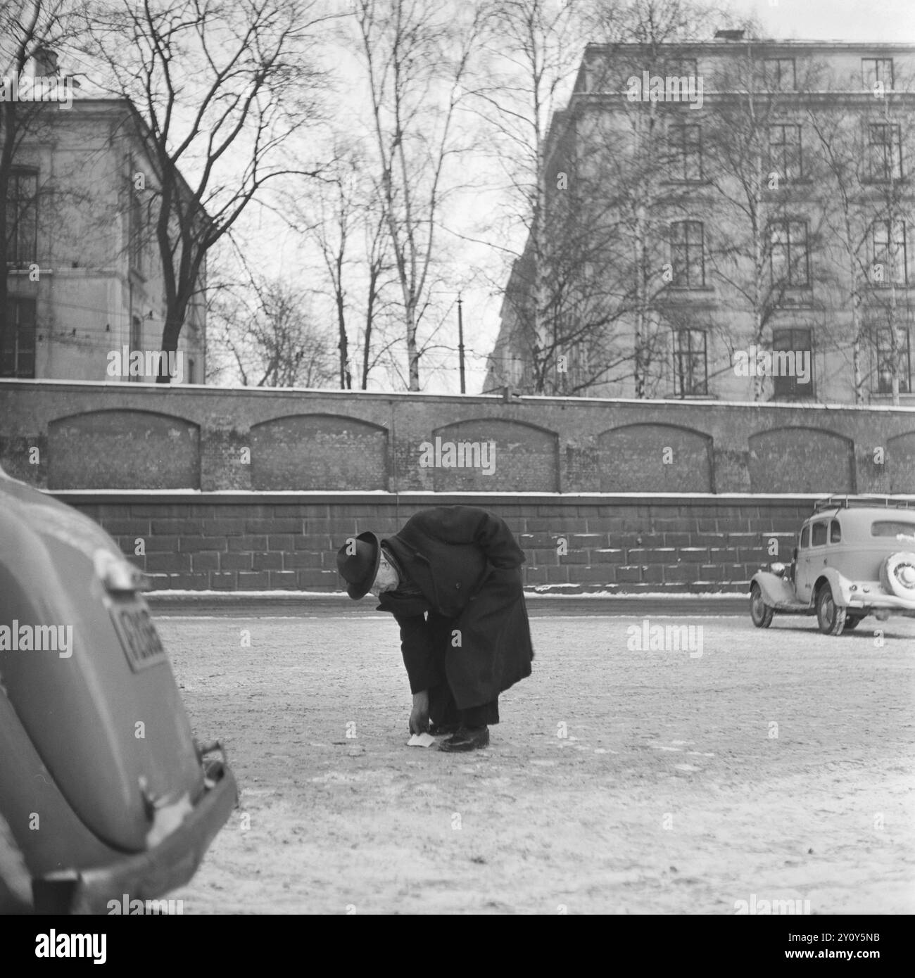 Attuale 02- 1951: La corrente mette alla prova l'onestà delle persone. Durante un tentativo di mettere alla prova l'onestà delle persone a Oslo, due dipendenti di Aktuell hanno deliberatamente "perso" 170 NOK in sei diversi luoghi affollati della città. Le sei quantità sono state inserite nelle buste che vedete a sinistra. I Finnscould non hanno dubbi sul luogo in cui gli importi dovevano essere consegnati e quindi hanno avuto la libera occasione di dimostrare la propria onestà o mancanza di tali importi. Un anziano gentiluomo si piega e prende la busta. Lo strumento di ricerca non si è registrato con il destinatario. Foto: Sverre A. Børretzen e Arne Kjus / Aktuell / NTB ***la foto non è i Foto Stock